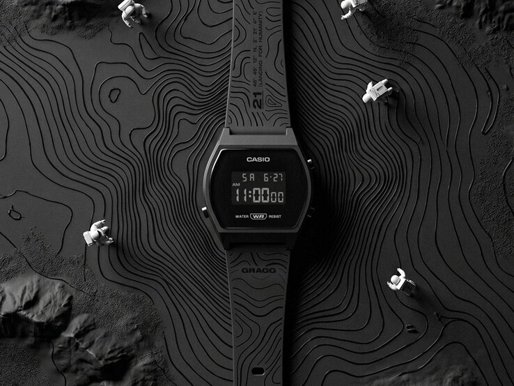 Primo piano dell’orologio Casio x GRAGG LW-204GRAGG-1BDF, che mostra il suo cinturino in resina nera con motivi grafici a linee di contorno incisi.