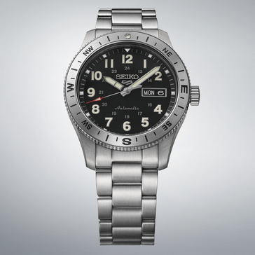 Orologio da campo automatico Seiko 5 Sports HDB006 con quadrante nero, lunetta a compasso e bracciale in acciaio inossidabile.