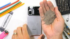 L’Honor Robot Phone non dovrebbe entrare in contatto con troppo sporco, almeno la sua fotocamera con giunto cardanico non dovrebbe.