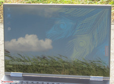 Lo Yoga 730 all'esterno (sotto la luce diretta del sole; il sole è dietro l'apparecchio)