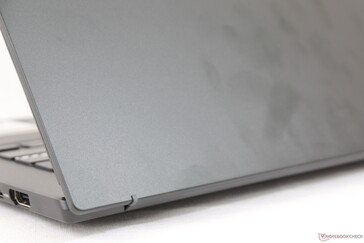 Il coperchio esterno opaco è leggermente ruvido, a differenza delle superfici più lisce di uno Zenbook