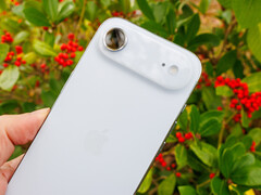 Si prevede che l’iPhone Air 2 colmi le lacune del modello precedente, raffigurato qui.