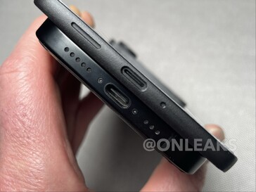 Una presunta unità fittizia di Galaxy S26 Edge contro iPhone 16 Pro. (Fonte immagine: OnLeaks su X)