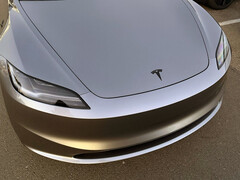 La Model 3 del 2026 con telecamera sul paraurti anteriore e stelo degli indicatori di direzione. (Fonte: Sawyer Merritt/X)