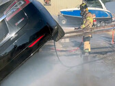 Vigile del fuoco di Sacramento spegne una Model S in fiamme (immagine: SFD)