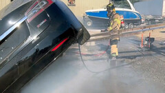 Vigile del fuoco di Sacramento spegne una Model S in fiamme (immagine: SFD)