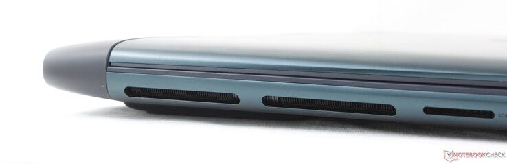 A sinistra: lettore di schede SD, cuffie da 3,5 mm