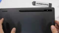 Il Tab S8 Ultra può sopravvivere? (Fonte: JerryRigEverything via YouTube)