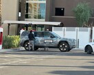 Un Rivian R2 in carica presso un Supercharger Tesla (Fonte: Chrisediting on X)