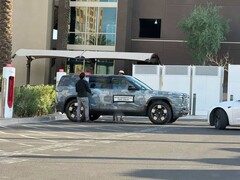 Un Rivian R2 in carica presso un Supercharger Tesla (Fonte: Chrisediting on X)