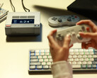 AYANEO AM02 può essere acquistato con il controller 8BitDo e gli accessori della tastiera Nuphy, nella foto. (Fonte: AYANEO)