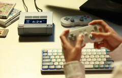 AYANEO AM02 può essere acquistato con il controller 8BitDo e gli accessori della tastiera Nuphy, nella foto. (Fonte: AYANEO)