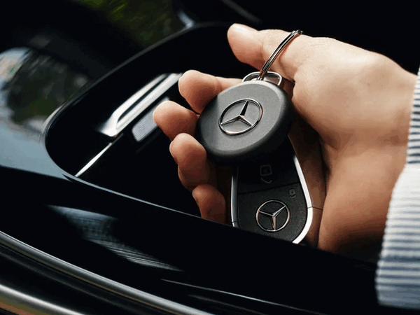 Il Chipolo Loop edizione Mercedes-Benz presenta il logo Mercedes al centro.