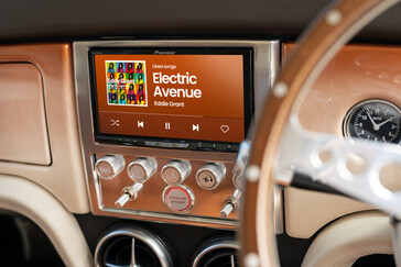 La Mini eMastered presenta un interno aggiornato, completo di aria condizionata e di un sistema audio surround Pioneer a quattro altoparlanti con Android Auto e Apple CarPlay. (Fonte: David Brown Automotive)