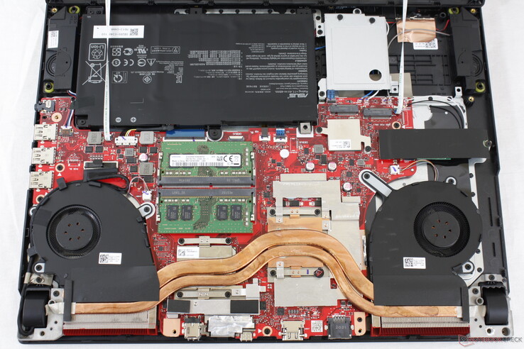 ROG Strix G15 G512LI in confronto. Si noti il minor numero e la minore lunghezza dei tubi di calore su questa configurazione più lenta