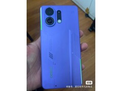 Si noti lo sfiato della ventola di raffreddamento mascherato da obiettivo della fotocamera (fonte: Digital Chat Station)
