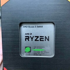 L&#039;AMD Ryzen 5 5600X sembra minacciare l&#039;egemonia del Core i9-10900K nei carichi di lavoro single-thread. (Fonte immagine: @GawroskiT su Twitter)