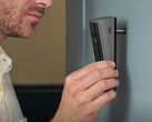 La Ring Peephole Camera 2K trasforma uno spioncino già presente nella porta in una telecamera di sicurezza intelligente senza necessità di forature