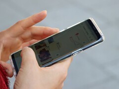 Una mano regge uno smartphone Android su cui è visualizzata un’app di mappe.