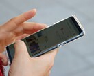Una mano regge uno smartphone Android su cui è visualizzata un’app di mappe.