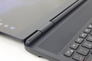 Il coperchio si apre a 180 gradi, il che è relativamente raro nei computer portatili da gioco. Il display traballa leggermente quando si regolano gli angoli