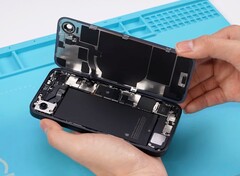 L'iPhone 16e di Apple rende relativamente facile la sostituzione della batteria e del retro. (Fonte: REWA Technology)
