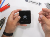 Inizia il test di durata del Razr Plus. (Fonte: JerryRigEverything via YouTube)