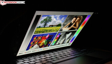 Angoli di visualizzazione del display OLED del Vivobook 13 Slate