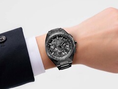 Il Citizen Attesa CC4107-80H indossato al polso, che mette in risalto la cassa in titanio interamente nera e il bracciale integrato.