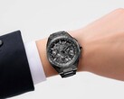 Il Citizen Attesa CC4107-80H indossato al polso, che mette in risalto la cassa in titanio interamente nera e il bracciale integrato.