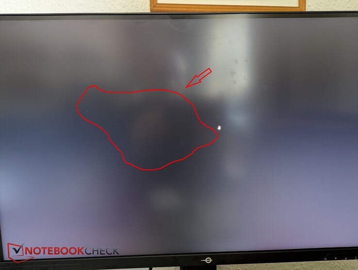 Piccoli pixel non neri, ma nessun sanguinamento visibile della retroilluminazione