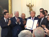 Il Presidente Trump firma la legge GENIUS Act, che consente ulteriori controlli sulle monete stabili e sugli emittenti. (Fonte: Casa Bianca)
