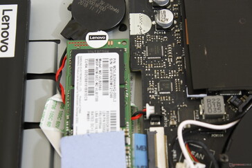 Nastro Lenovo "anti-manomissione" sull'unità SSD M.2. La rimozione dell'unità preinstallata può influire sulla garanzia del produttore.