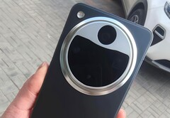 Un&#039;immagine trapelata mostra presumibilmente il Find X8 Ultra (Fonte immagine: X, con modifiche)