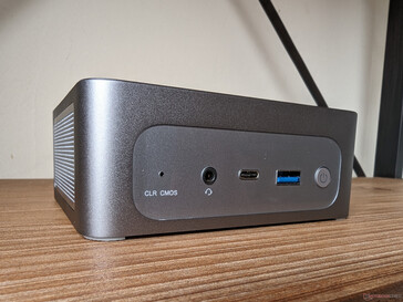 Parte anteriore: CMS trasparente, cuffie da 3,5 mm, USB-C (solo dati), USB-A 3.2, pulsante di accensione