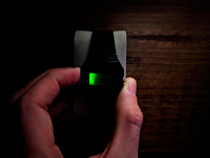 La retroilluminazione del Casio F-91W illumina a malapena la cifra delle ore.