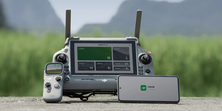 Il DJI RC Mini AG accanto al telecomando RC Plus 2 AG. (Fonte: DJI)