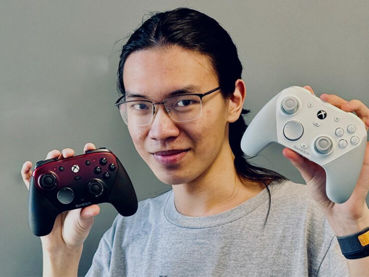 Il CEO di GameSir con in mano entrambi i colori di lancio di GameSir G7 Pro. (Fonte: GameSir)