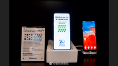 Emergono nuove demo UDC di Visionox (centro) e ZTE (destra). (Fonte: Weibo)