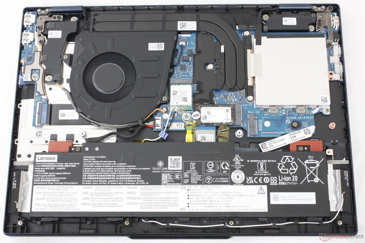 La manutenzione è relativamente semplice, grazie al facile accesso ai due slot DDR5 SODIMM e ai due slot PCIe4 x4 SSD. Si noti che uno degli slot SSD supporta solo unità più corte 2242.
