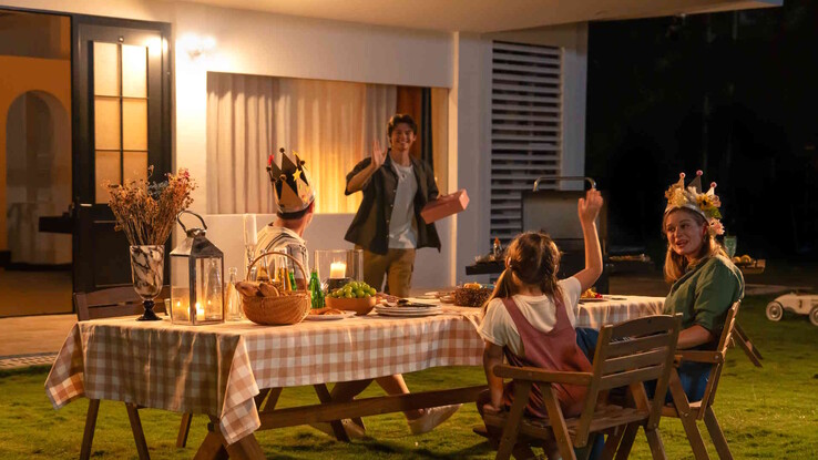 Non è scontato: L'illuminazione può essere di colore bianco caldo, che in genere è più gradevole del bianco freddo. (Fonte: Reolink)