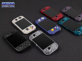 Ecco i sette colori di lancio della Pocket Nova di Retroid dal vivo.