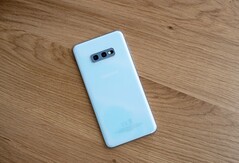 Il Samsung Galaxy S10e si è guadagnato un seguito di culto per essere l'ultimo piccolo flagship di Samsung. (Fonte: Presse-citron)