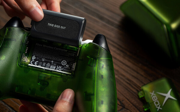 La base di ricarica è dotata di una batteria ricaricabile wireless per il controller Xbox.