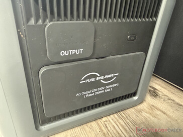 Sotto due tappi di protezione sul lato destro...