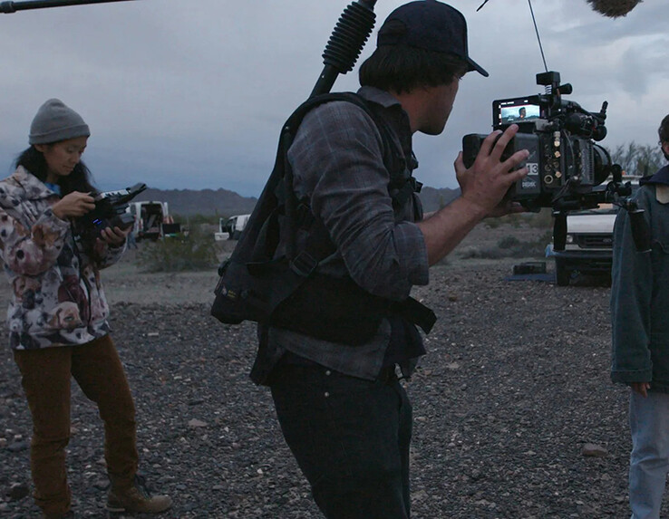 Chloé Zhao sul set di Nomadland (fonte: IndieWire )