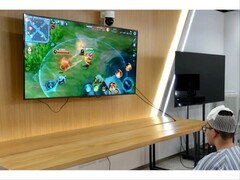 Il paziente di 19 anni che utilizza la BCI cinese per giocare a giochi complessi. (Fonte: IT Home)