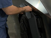 Il parafango del Cybertruck si stacca molto facilmente (immagine: Wrap Bullys/YT)