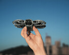 Il DJI Neo 2 (nella foto) è dotato di LiDAR anteriore per la mappatura della profondità e il posizionamento verso il basso. (Fonte: DJI)