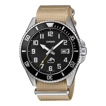 Orologio subacqueo Casio Duro MDV106C-9AV con quadrante nero, grandi numeri arabi, lunetta nera, cassa in acciaio inossidabile, cinturino in tessuto color sabbia e lancetta dei secondi gialla coordinata.